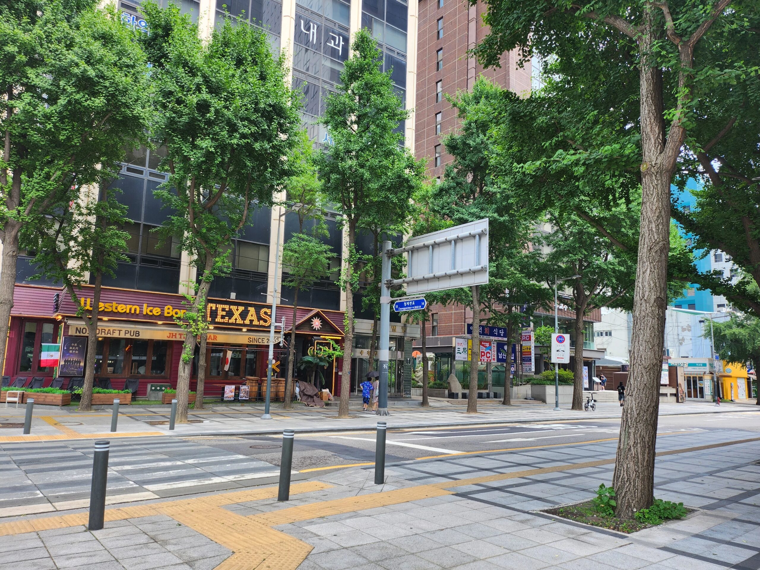 Crosswalk near JH Texas Bar on the way to ARC Dental Clinic, Seoul
